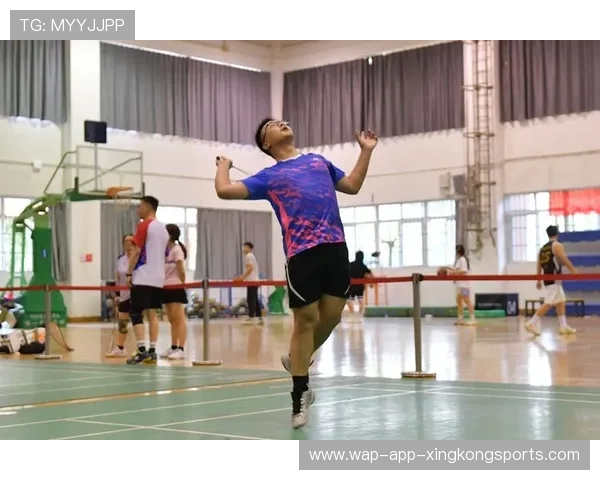 羽毛球跨半场劈吊炸裂：征服对手的终极杀招