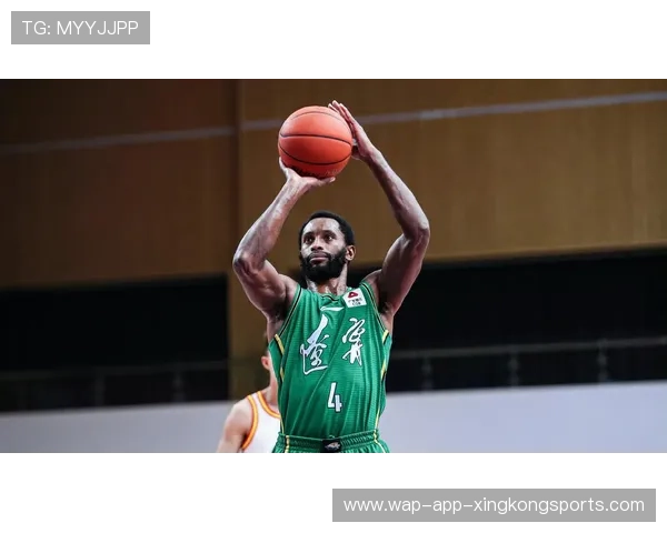 弗格突破造犯规，罚球命中，辽宁缩小差距